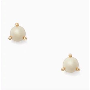 ✨Kate Spade pearl studs✨